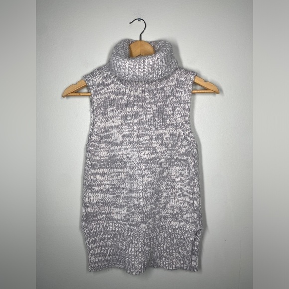 Club Monaco Cashmere Blend Turtleneck Sleeveless Knit - Picture 2 of 7